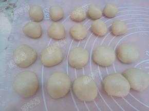 将水油皮和油酥分别分割成10份