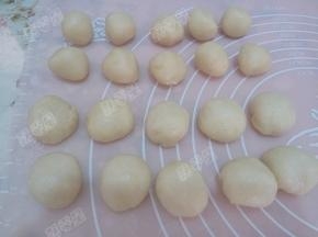 将水油皮和油酥分别分割成10份