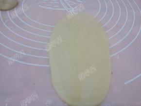 将松弛好的面团擀长