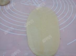 将松弛好的面团擀长