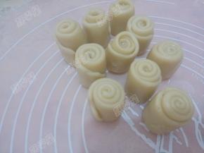 卷起后盖上保鲜膜松弛15分钟