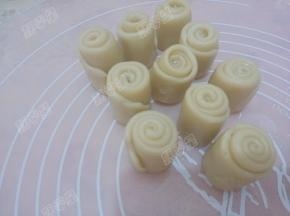 卷起后盖上保鲜膜松弛15分钟