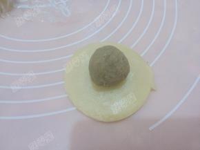 取一块静置的面团擀开，包入绿豆馅