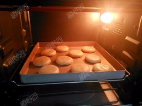 烤箱200度预热，将烤盘放入，上下火12分钟后，翻面继续烤8分钟即可