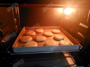 烤箱200度预热，将烤盘放入，上下火12分钟后，翻面继续烤8分钟即可