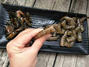 将虾头和虾尾分开去除虾线，虾须，洗干净