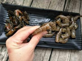 将虾头和虾尾分开去除虾线，虾须，洗干净