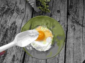 另取一个碗放入一勺面粉，一个鸡蛋，适量的盐