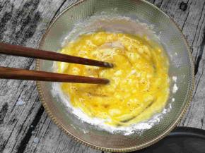用筷子搅匀