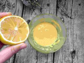搅匀后挤几滴柠檬汁