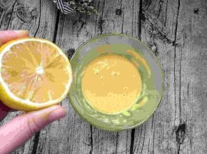 搅匀后挤几滴柠檬汁