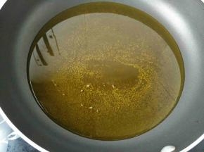 锅里多放一点油，加热至六七成热