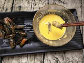 虾头放入面糊糊中滚一圈