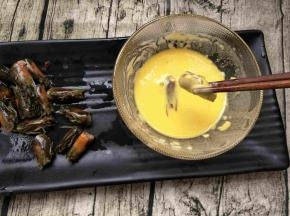 虾头放入面糊糊中滚一圈