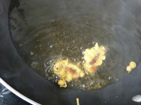 油热之后下锅炸至两面金黄，捞起来控油