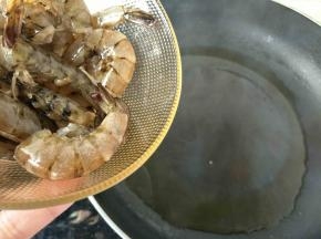 虾头炸好之后，锅里留少量的油，捡掉柠檬片倒入虾尾