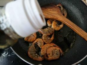 翻炒半分钟后加入生抽，耗油