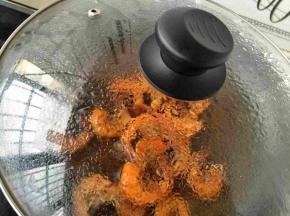 盖上锅盖闷三四分钟