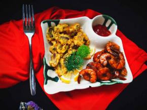 装盘之后中间放几片柠檬片，高颜值又美味，赶紧尝试吧。