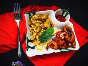 装盘之后中间放几片柠檬片，高颜值又美味，赶紧尝试吧。