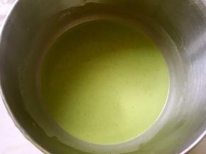 将搅拌好的面糊过筛两遍，这样面糊更加顺滑