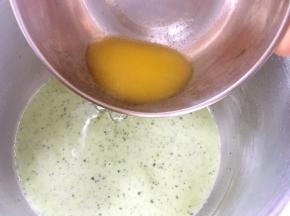 黄油隔水加热至融化，倒入面糊中搅拌均匀