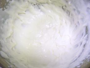 淡奶油加砂糖打发出纹路，冰箱冷藏备用，水果切块