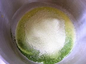 过筛低筋面粉跟抹茶粉，搅拌均匀无颗粒