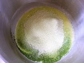 过筛低筋面粉跟抹茶粉，搅拌均匀无颗粒