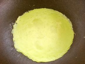 平底不粘锅小火加热，有一点温度即可，抹上一点点黄油，倒入适量的面糊，摇晃平底锅，让面糊流动成薄薄的一层圆形，面糊凝固即可，用刮棒轻轻铲起来，放到盘子内，之后再摸一点点黄油，再摊第二张