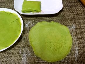 冷藏好的面糊取出，轻轻的取出一片，将没接触平底锅的那一面朝下放