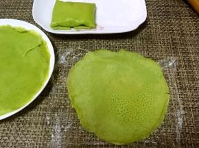 冷藏好的面糊取出，轻轻的取出一片，将没接触平底锅的那一面朝下放