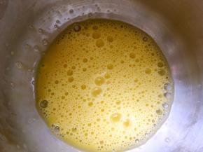 鸡蛋加糖粉，用蛋抽手动搅拌均匀