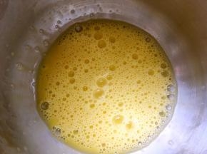 鸡蛋加糖粉，用蛋抽手动搅拌均匀