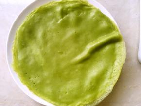 全部摊好后，盖保鲜膜冰箱冷藏半个小时