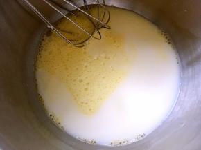 加入牛奶搅拌均匀