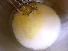 加入牛奶搅拌均匀