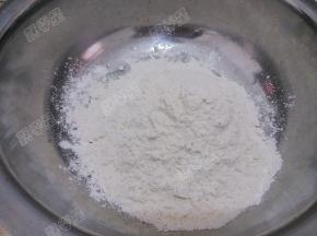 200g面粉放入盆中