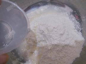 加入100g水，边加水边搅拌
