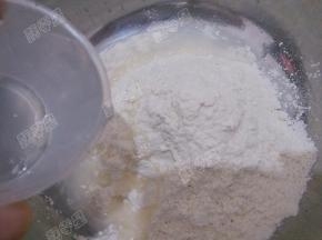 加入100g水，边加水边搅拌