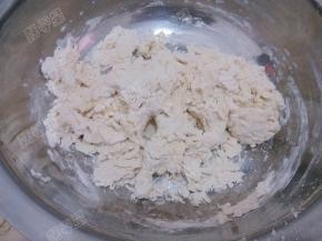 用筷子将面搅成絮状