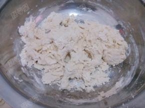 用筷子将面搅成絮状