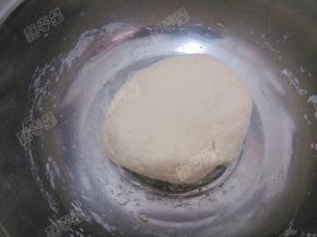 揉成面团后静置半小时，这是的面团比较粗糙