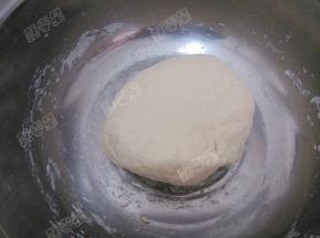 揉成面团后静置半小时，这是的面团比较粗糙