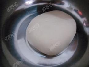 静置之后的面团再次揉匀，这时的面团就非常的光滑了