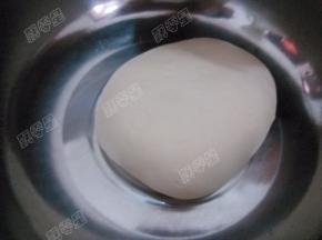 静置之后的面团再次揉匀，这时的面团就非常的光滑了