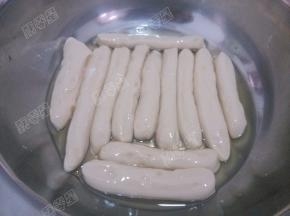 分别搓长饼抹上油后，盖上保鲜膜静置一小时以上