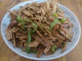 面团静置的时候可以准备面条的浇头，我用的是笋干腊肉