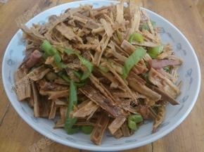 面团静置的时候可以准备面条的浇头，我用的是笋干腊肉