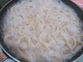 锅中放水，加入盐煮沸，将面条一根根放入锅中，煮熟后捞出，加入浇头就可以吃啦